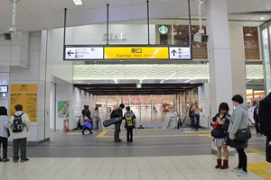 JR鶴見駅の改札を出たところの写真です